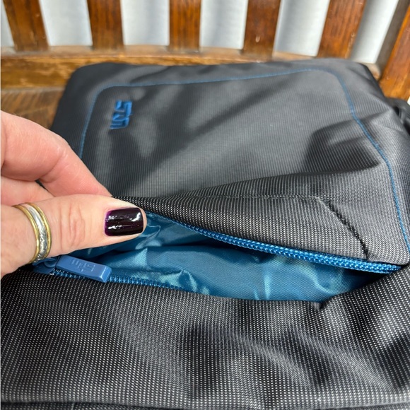 STM tablet bag. Almost new. Gray and blue with long strap. Padded bag - Picture 4 of 8